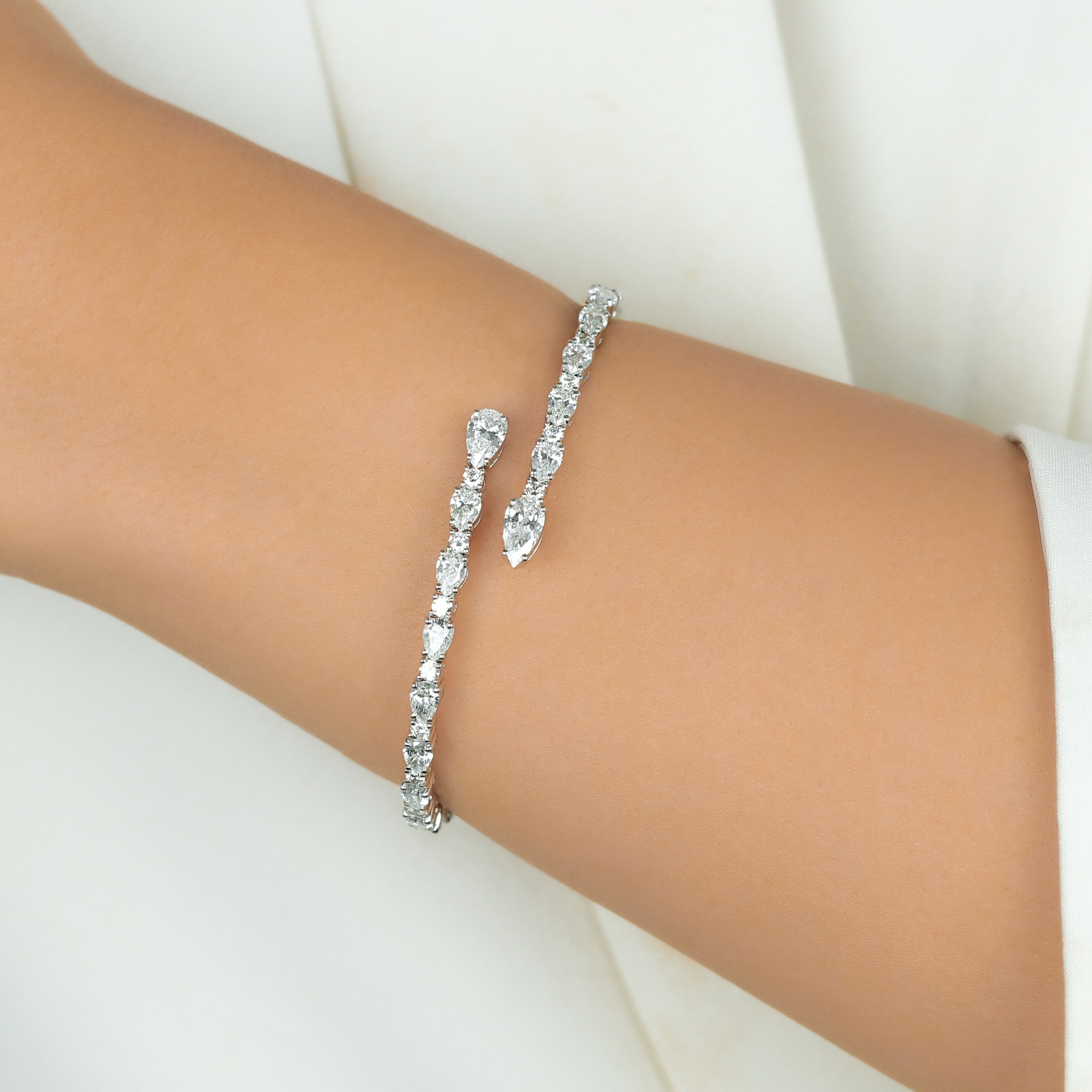 HIGH JEWELRY BANGLE