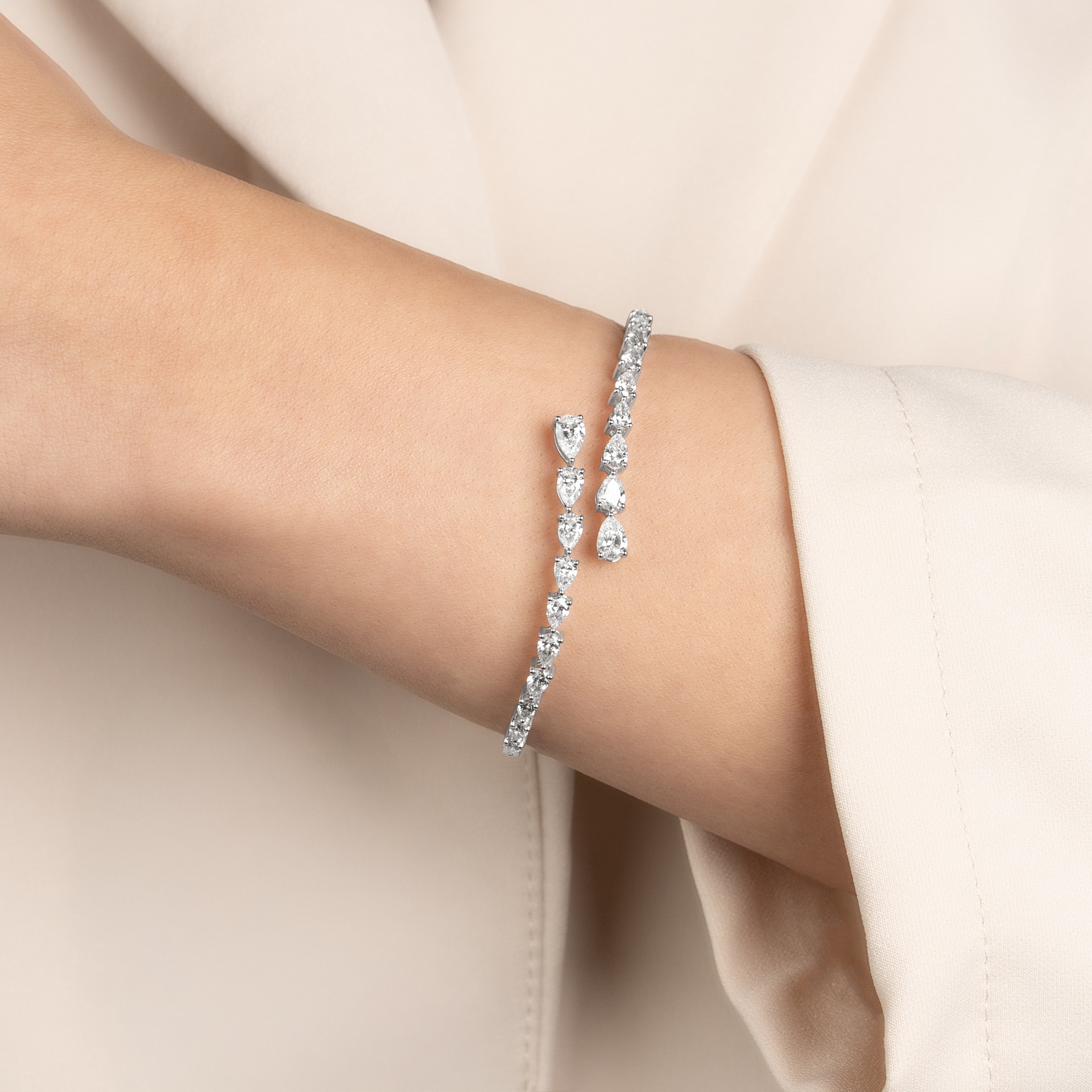 HIGH JEWELRY BANGLE