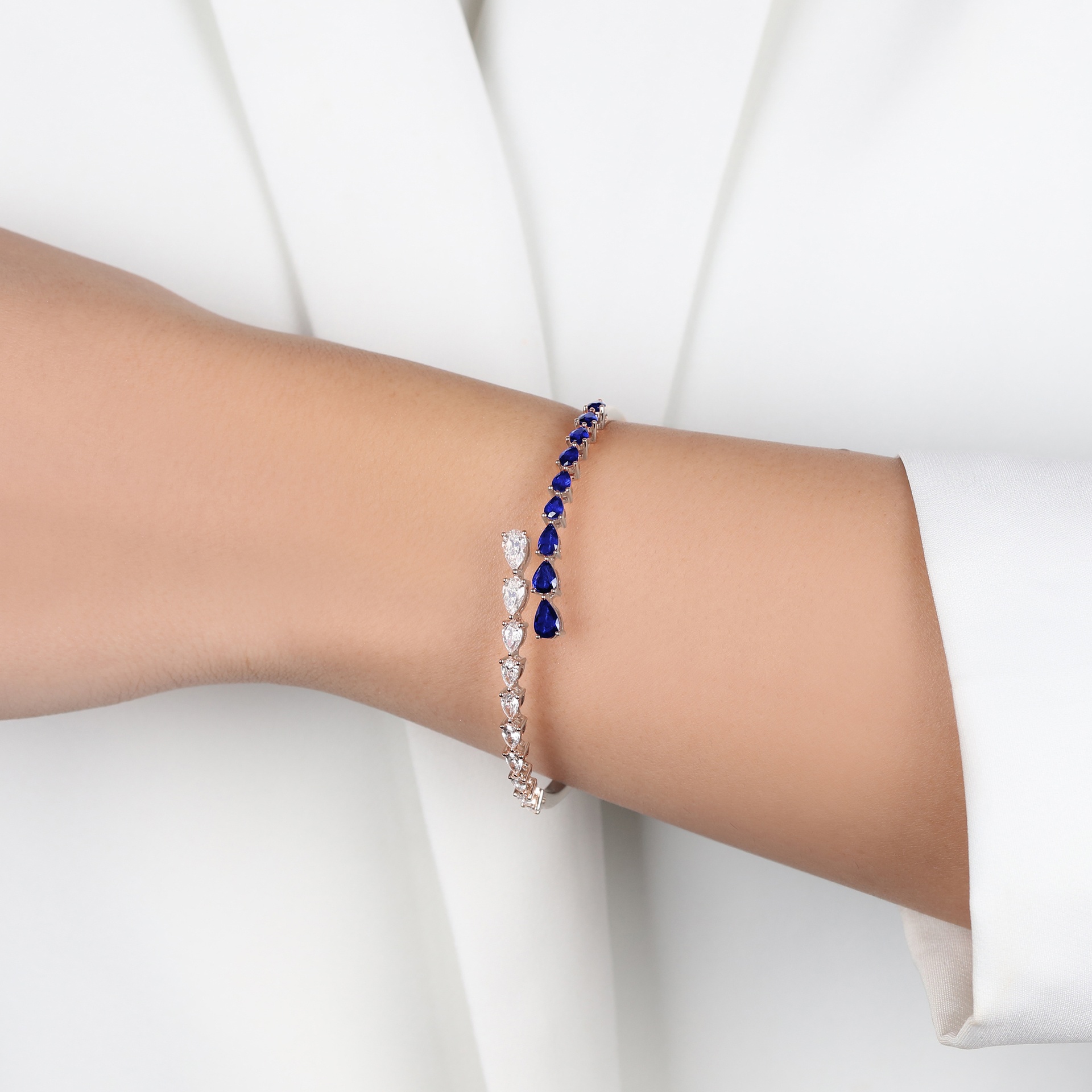 HIGH JEWELRY BANGLE